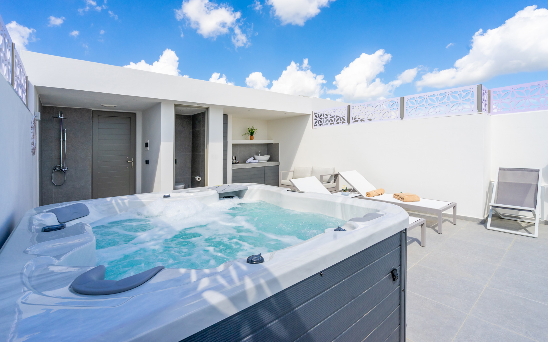 Superior-Double-with-Rooftop-Jacuzzi-2